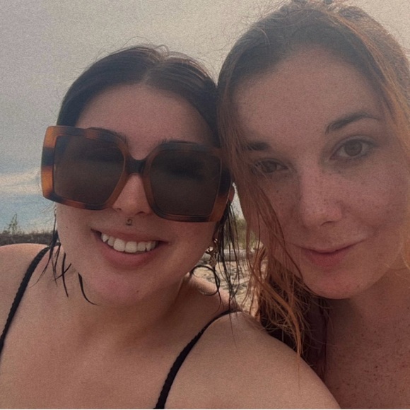 Meet your Posher, Selena - Picture 4 of 7